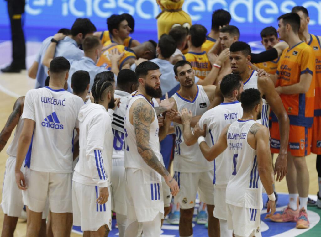 El Madrid arrolla al Valencia Basket en el último cuarto para una valiosa victoria