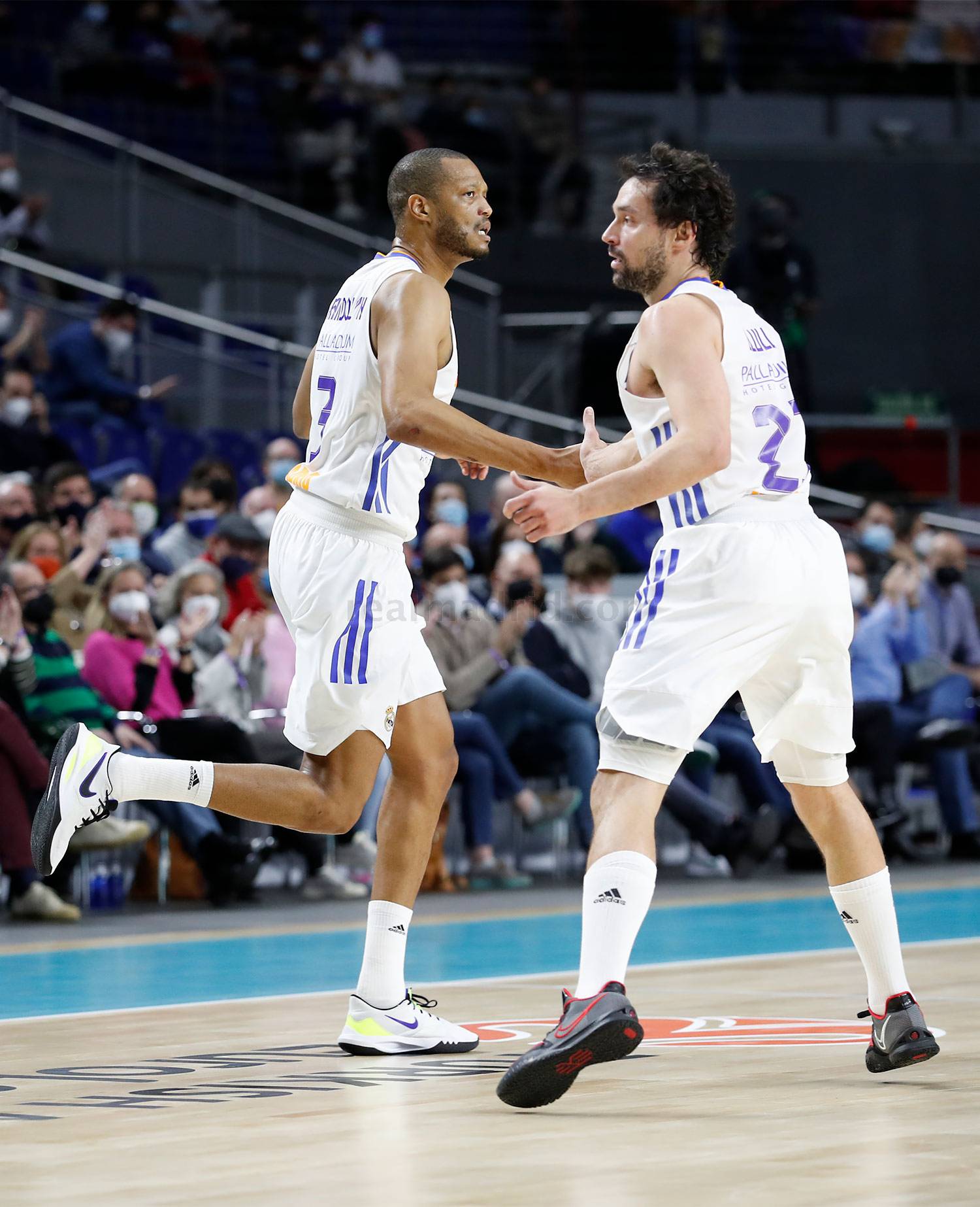 The Whites destroy Unics' defense